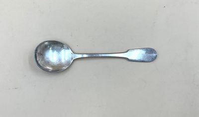 une cuillère posée sur une table
