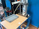 une machine posée sur une table dans une pièce