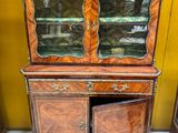 une photo d'une armoire en bois avec des portes vitrées et des tiroirs