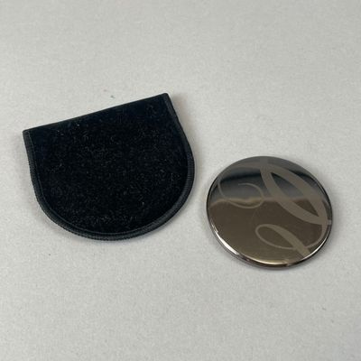 GUERLAIN. Miroir de sac circulaire, dos en métal noirci orné…