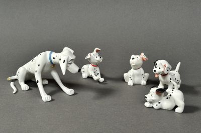 figurines de jouets représentant des chiens dalmatiens assis sur une surface grise
