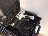 une boîte à outils avec des outils à l'intérieur sur le sol