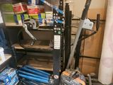 une petite pièce où les étagères regorgent d'outils et de matériel