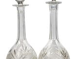 paire de carafes en cristal avec socles en argent