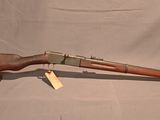 un vieux fusil avec une poignée en bois et une poignée en bois