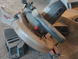 une machine posée sur le sol de la pièce