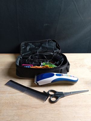 une trousse noire contenant des ciseaux, un peigne et une paire de ciseaux, posée sur une table
