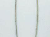 collier en argent et en or avec un pendentif de forme carrée sur fond blanc