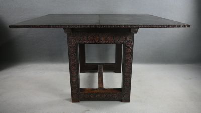 une photo d'une table en bois avec un plateau noir