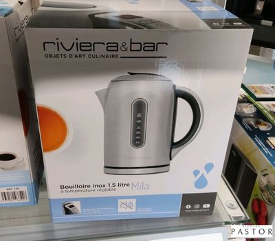 une boîte sur laquelle est représentée une bouilloire, dans un magasin