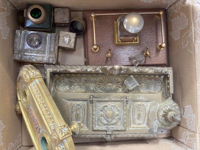 une boîte contenant de nombreux objets