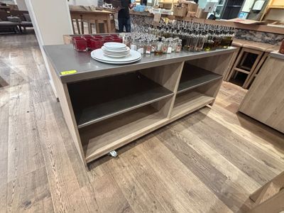 2 importants vaisseliers sur roulettes