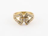 l'image d'une bague en or ornée de diamants