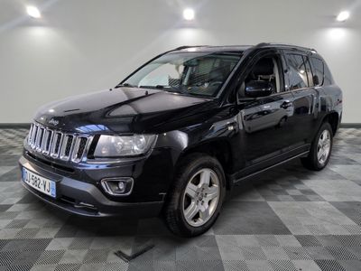 La Jeep Compass noire est garée sur un sol en carrelage à damier.