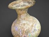 un vase en verre posé sur une surface noire