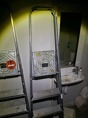 une échelle appuyée contre un mur dans une salle de bains