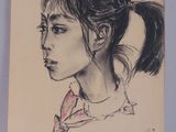 dessin représentant une femme avec une queue de cheval et un nœud dans les cheveux