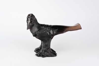 figurine d'un oiseau noir sur fond blanc, avec un fond blanc