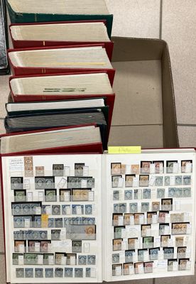 un grand nombre de livres posés sur une table