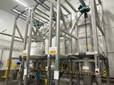 une image d'une usine avec de nombreuses machines