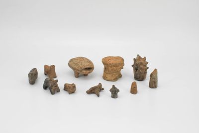 Huit animaux stylisés, deux personnages et un pilier