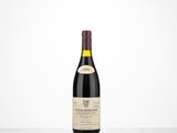 une bouteille de vin rouge posée sur une table