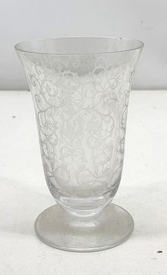 un vase en verre posé sur une table