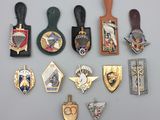 plusieurs types de badges sur une surface blanche
