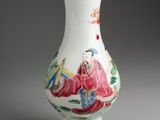un vase blanc sur lequel est représenté un homme et une femme