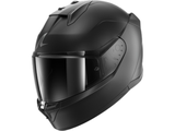 On voit un casque de motard sur fond blanc.