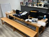 une table en bois sur laquelle est posé un ordinateur portable, dans une pièce