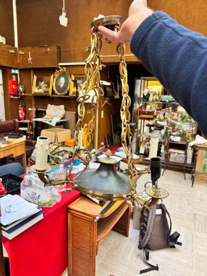 un homme tenant une balance dans une pièce