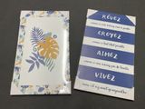 deux enveloppes ornées de motifs bleus et jaunes, posées sur une table