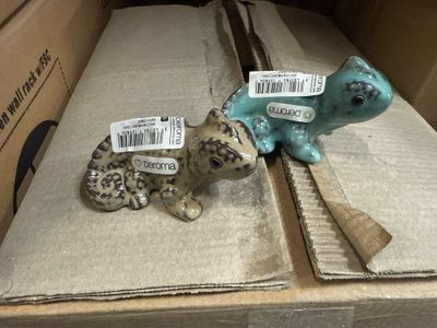 deux figurines représentant un chat et un chien, dans une boîte