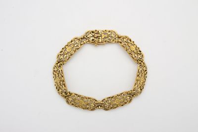 un bracelet en or sur fond blanc