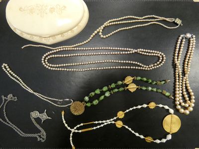 de nombreux colliers et bracelets différents disposés sur une table