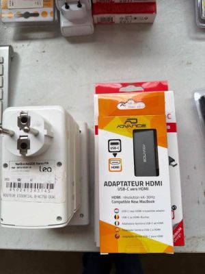 Un lot de trois hubs USB-C 3-en-1 USB 3.0 Xpand Smart, dans …