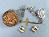 beaucoup d'objets religieux sur la table