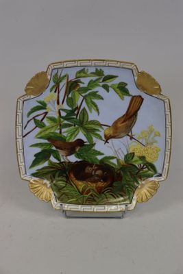 une assiette sur laquelle sont représentés un oiseau et un nid