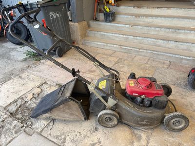 a lawn mower that is sitting on the ground