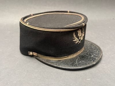 un chapeau noir orné d'une feuille d'or