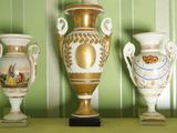 trois vases posés sur une étagère dans une pièce
