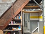 une photo d'une pièce avec un escalier et un espace de rangement