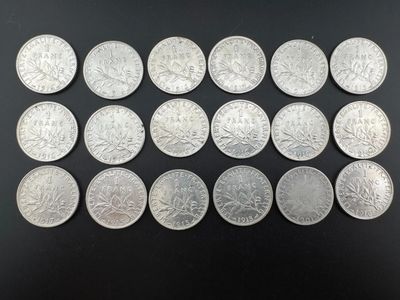 un gros plan sur un tas de pièces d'argent posées sur une surface noire