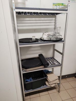 une étagère en métal sur laquelle sont posés des casseroles et des poêles