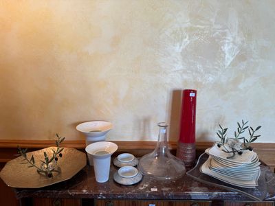 une table sur laquelle se trouvent des assiettes, des tasses et une bougie