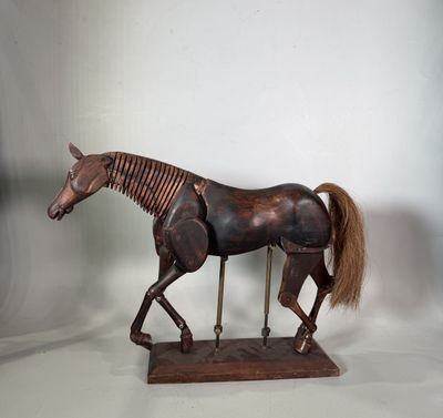 cheval en bois posé sur un socle, sur fond blanc