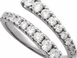 un gros plan d'une paire de bagues en diamant sur fond blanc