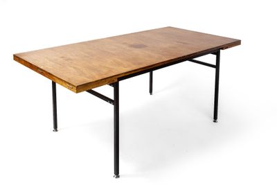 table à manger avec un plateau en bois et des pieds en métal, sur fond blanc