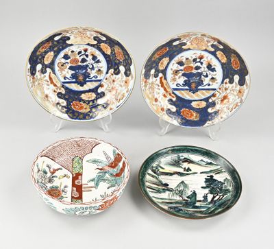 trois bols japonais et un bol orné d'un motif de fleurs et d'oiseaux